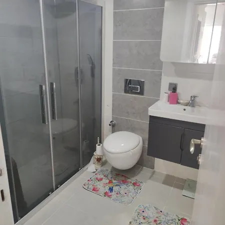 アパート Konyaalti Guersu Denize Sifir Sahilde Full Esyali Lueks